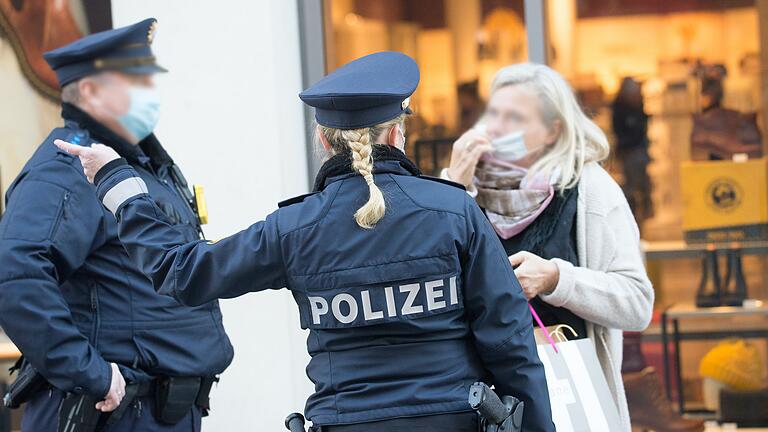 Polizei und Ordnungsamt kontrollieren in der Innenstadt.