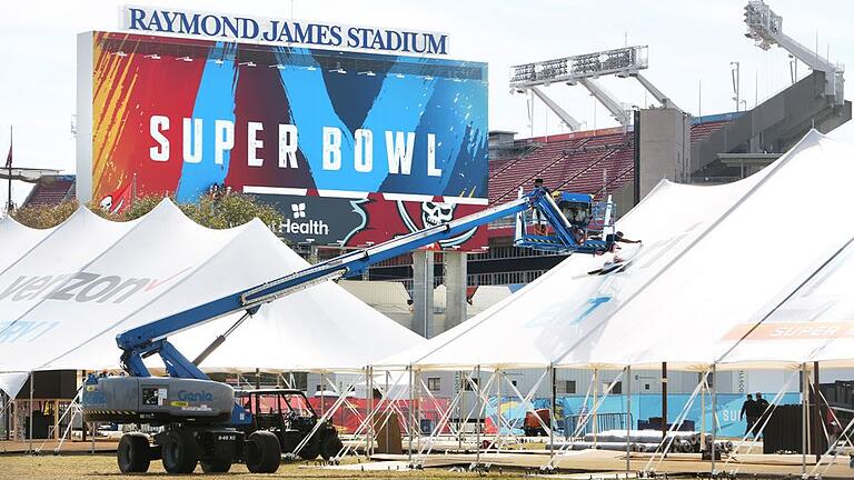 Super Bowl LV       -  Das Spiel im Raymond James Stadium kann in Deutschland im frei empfangbaren Fernsehen verfolgt werden.