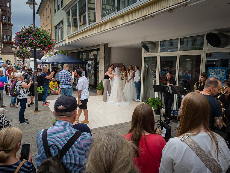 Ein Heiratsantrag mit ganz vielen Zeugen.