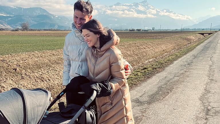 Das Höchberger Model Anna-Christina Lindner mit ihrem Ehemann Heinz und dem Baby. Anfang Februar kam der kleine Noah auf die Welt. Das Höchberger Model Anna-Christina Lindner mit ihrem Ehemann Heinz und dem Baby. Anfang Februar kam der kleine Noah auf die Welt. 