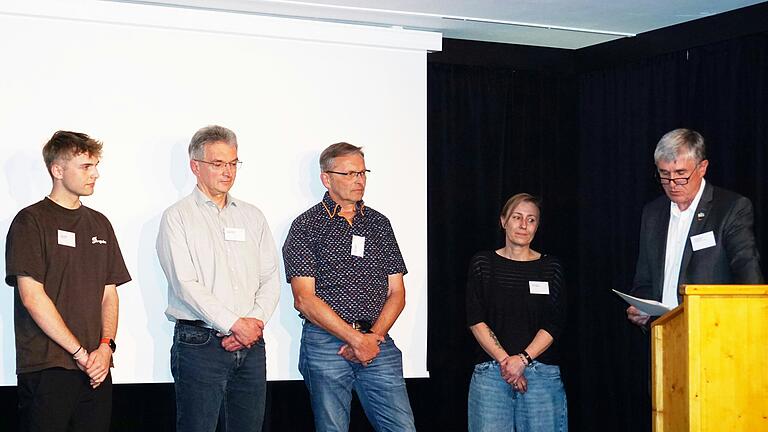 Die Preisträgerinnen und Preisträger von 'GEO innovare' sind in diesem Jahr (von links): Justus Zink, Matthias Seng, Georg Löhrlein und Julia Fugmann. (Im Bild fehlt: Herbert Kimmel). Von Thomas Vizl (rechts) wurden sie für ihr Engagement ausgezeichnet. Die Preisträgerinnen und Preisträger von 'GEO innovare' sind in diesem Jahr (von links): Justus Zink, Matthias Seng, Georg Löhrlein und Julia Fugmann. (Im Bild fehlt: Herbert Kimmel). Von Thomas Vizl (rechts) wurden sie für ihr Engagement ausgezeichnet.