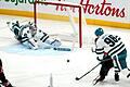 Ottawa Senators - San José Sharks       -  Tim Stützle (verdeckt, r) trifft nach einer Fehlerkette der Sharks-Defensive.