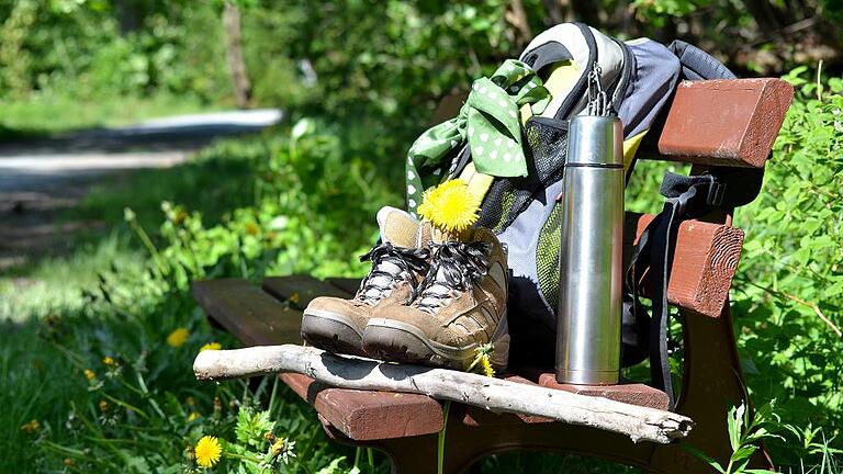 Wanderschuhe Pause Bank       -  Symbolbild Wandern.