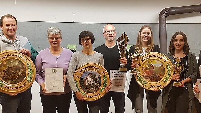 Die Sieger der Pokale und Scheiben (von links): Vorsitzender Michael Geier (Meisterpokal), Werner Schneider (Schützenscheibe), Elke Wiener (Protektorabzeichen für langjährige Vereinsdienste), Gerlinde Albert (in Vertretung für Karina Albert, Damenscheibe), Markus Stühler (Dorfmeisterschaftspokal), Julia Kurz (Vereinspokal, Jugendscheibe), Anna Gleichmann (Jugendpokal, Preis), Sophia Schaller (Jugendkönigin) und der zweite Vorsitzende Manuel Warmuth. Die Sieger der Pokale und Scheiben (von links): Vorsitzender Michael Geier (Meisterpokal), Werner Schneider (Schützenscheibe), Elke Wiener (Protektorabzeichen für langjährige Vereinsdienste), Gerlinde Albert (in Vertretung für Karina Albert, Damenscheibe), Markus Stühler (Dorfmeisterschaftspokal), Julia Kurz (Vereinspokal, Jugendscheibe), Anna Gleichmann (Jugendpokal, Preis), Sophia Schaller (Jugendkönigin) und der zweite Vorsitzende Manuel Warmuth.