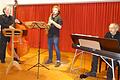 Das Musikensemble Fusion Trio mit Bernhard Schwark-Werwach am Kontrabass, Johannes Ballweg am Saxophon und Wolfgang Klösel am Klavier war im Rahmen der Bischofsheimer Winterwochen im historischen Rentamt zu Gast.