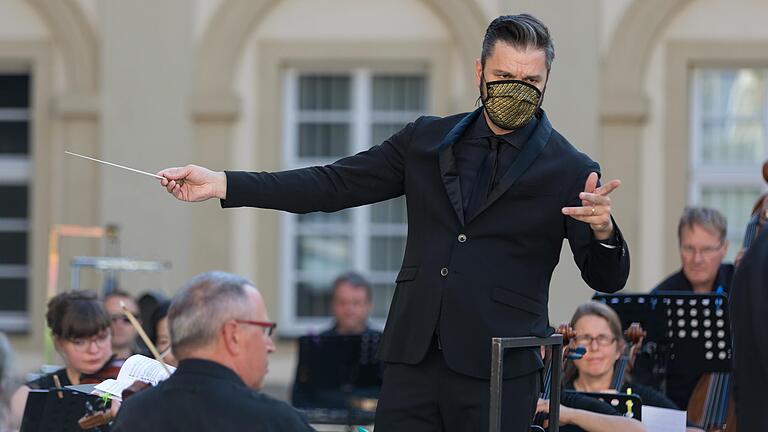 Maske beim Dirigieren muss sein: Enrico Calesso beim Open-Air-Konzert des Philharmonischen Orchesters Würzburg vor dem Rathaus im Juli.