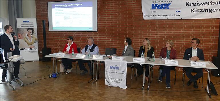 Das Impulsreferat hielt VdK-Kreisgeschäftsführer Peter Fersch (links). Am Podium des VdK-Sozialforums saßen (von links) BRK-Pflegedienstleiterin Monika Walter, Karl Memmel, Moderator André Kessler von Radio Charivari, ABZ-Heimleiterin Andrea Troll, Ute Döblinger, Leiterin des Pflegestützpunktes Kitzingen und der Teamleiter Pflegeberatung der AOK-Bayern, Jörg Scheffel. Das Impulsreferat hielt VdK-Kreisgeschäftsführer Peter Fersch (links). Am Podium des VdK-Sozialforums saßen (von links) BRK-Pflegedienstleiterin Monika Walter, Karl Memmel, Moderator André Kessler von Radio Charivari, ABZ-Heimleiterin Andrea Troll, Ute Döblinger, Leiterin des Pflegestützpunktes Kitzingen und der Teamleiter Pflegeberatung der AOK-Bayern, Jörg Scheffel.