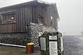Einweihung: Ein Spendenstein erinnert an der Kissinger Hütte am Feuerberg an die 1,16 Millionen Euro teure Sanierung.       -  Einweihung: Ein Spendenstein erinnert an der Kissinger Hütte am Feuerberg an die 1,16 Millionen Euro teure Sanierung.