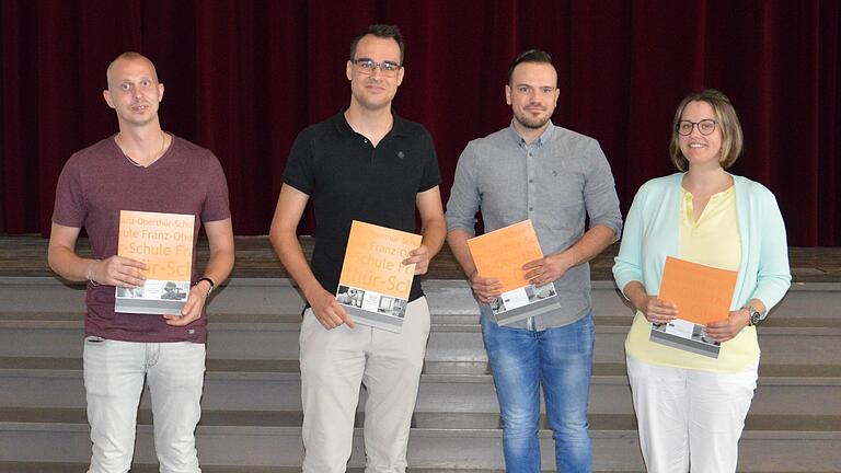 Regierungspreisträger Lukas Muhr mit den besten Absolventinnen und Absolventen Anna-Maria Agricola, Sebastian Borkmann und Lukas Geyer bei der Verabschiedung an der Franz-Oberthür-Schule.