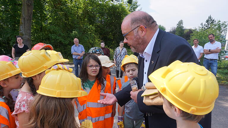 Pfarrer Gerd Greier und die Kindergartenkinder. - Pfarrer Gerd Greier und die Kindergartenkinder. Pfarrer Gerd Greier und die Kindergartenkinder. - Pfarrer Gerd Greier und die Kindergartenkinder.
