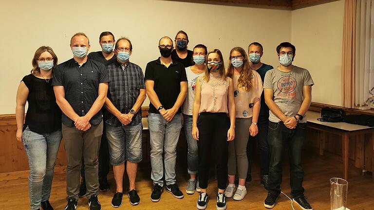 Gruppenbild mit Masken: die neue Vorstand der 'Göikel' in Rieneck.