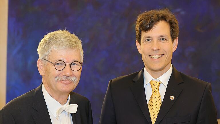 Ronny Thomale (rechts) und Thomas O. Höllmann, Präsident der Bayerischen Akademie der Wissenschaften.