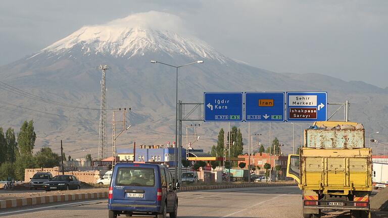 Viele Türken in Karlstadt kamen ganz aus dem Osten aus der Gegend von Igdir (siehe Wegweiser). Im Hintergrund der schneebedeckte Gipfel des Ararat.