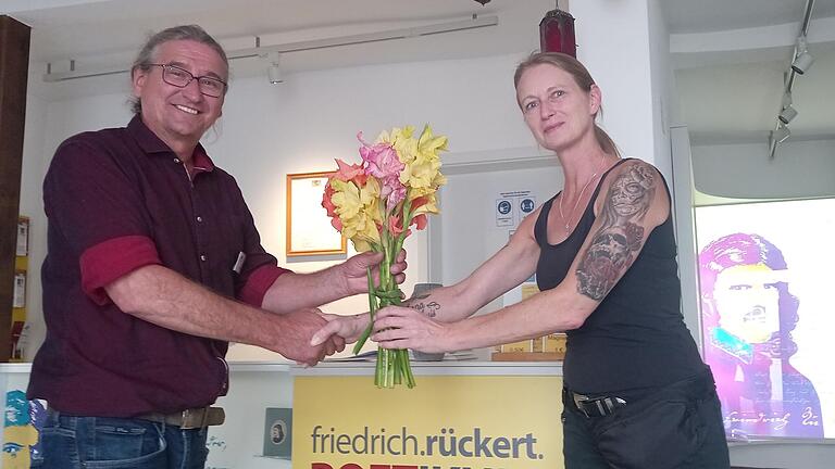 Uwe Zirkelbach begrüßt Michaela Hart als 500ste Besucherin im Poetikum. Uwe Zirkelbach begrüßt Michaela Hart als 500ste Besucherin im Poetikum.