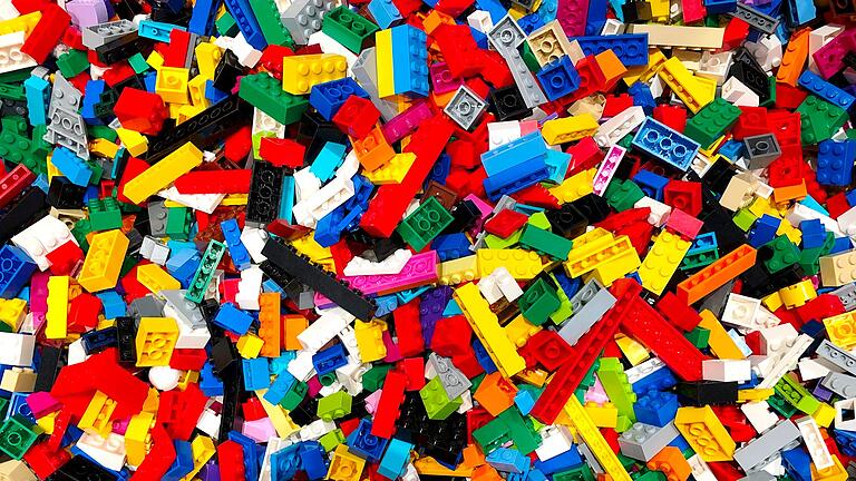Lego-Steine       -  Das Geschäft mit den bunten Lego-Steinen läuft rund.