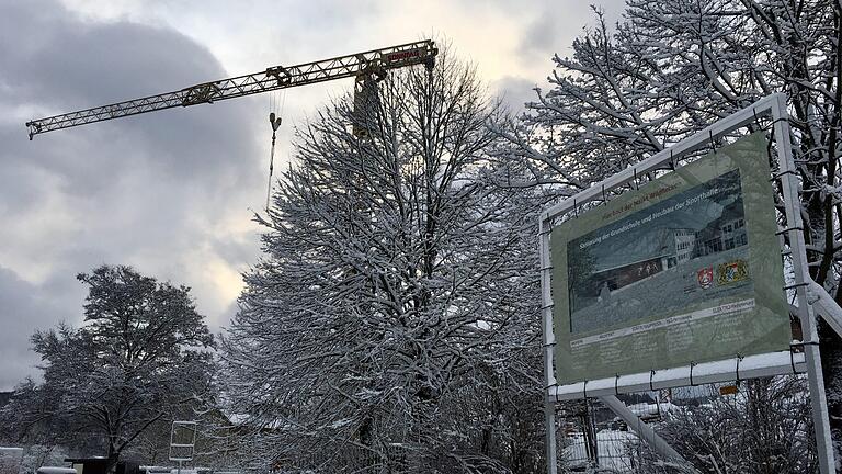 Der Wintereinbruch in Wildflecken bremst den Neubau der Turnhalle etwas aus.Sebastian Schmitt       -  Der Wintereinbruch in Wildflecken bremst den Neubau der Turnhalle etwas aus.Sebastian Schmitt