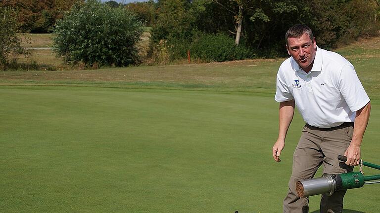 Frank Czarnietzki (im Bild) versetzt auf dem Platz in Maria Bildhausen das Loch auf dem neunten Grün. Der Weichtunger wurde als einer von 160 Greenkeeper für den Ryder Cup nominiert.