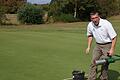 Frank Czarnietzki (im Bild) versetzt auf dem Platz in Maria Bildhausen das Loch auf dem neunten Grün. Der Weichtunger wurde als einer von 160 Greenkeeper für den Ryder Cup nominiert.