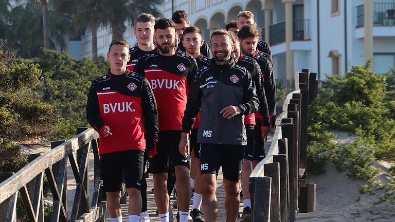 Patrick Sontheimer (vorne links neben Cheftrainer Michael Schiele auf dem Weg zum Strandlauf) traut sich und dem Kickers-Team in der Rückrunde noch einiges zu. Patrick Sontheimer (vorne links neben Cheftrainer Michael Schiele auf dem Weg zum Strandlauf) traut sich und dem Kickers-Team in der Rückrunde noch einiges zu.