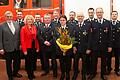 Ehrungen bei der Obernbreiter Wehr mit (von links): Bürgermeister Bernhard Brückner, stellvertretender Kommandant Tobias Watzlik, Landrätin Tamara Bischof, Kommandant Sebastian Grün, Roland Götz, Peter Scheck, Christiane Geitz, Tiberiu Flueras, Klaus Düll, Stefan Lobensteiner, Werner Freudinger und KBM Mario Manfrini (von links).