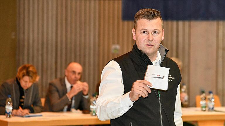 Ein Gegner der Düngemittelverordnung: Claus Hochrein, Landwirt aus Untereisenheim (Lkr. Würzburg), bei einer Diskussion von Landwirten mit Politikern in der Höllberghalle in Kürnach. Ein Gegner der Düngemittelverordnung: Claus Hochrein, Landwirt aus Untereisenheim (Lkr. Würzburg), bei einer Diskussion von Landwirten mit Politikern in der Höllberghalle in Kürnach. 