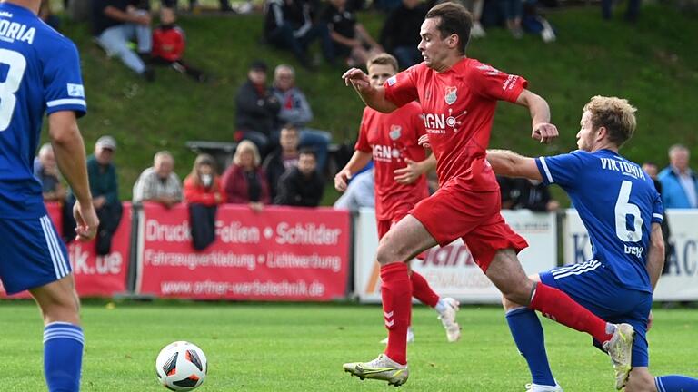 Auf dem Weg zu seinem ersten Regionalliga-Tor: Marcel Volkmuth (rotes Trikot) zieht an Roberto Desch (rechts) vorbei und schickt den Ball gleich ins Netz.