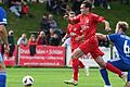 Auf dem Weg zu seinem ersten Regionalliga-Tor: Marcel Volkmuth (rotes Trikot) zieht an Roberto Desch (rechts) vorbei und schickt den Ball gleich ins Netz.