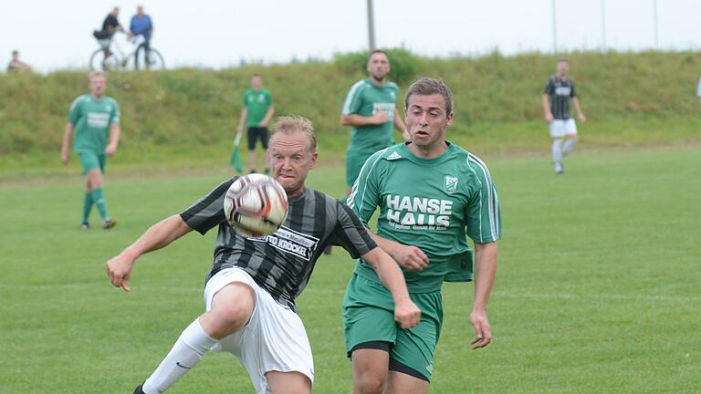 Die Verbissenheit steht Dominik Schlereth (links) ins Gesicht geschrieben im Duell mit Sandro Koch vom FC Untererthal II. Das Engegament sollte sich auszahlen, denn die SG Waldfenster/Lauter gewann das Topspiel mit 1:0. Foto: ssp       -  Die Verbissenheit steht Dominik Schlereth (links) ins Gesicht geschrieben im Duell mit Sandro Koch vom FC Untererthal II. Das Engegament sollte sich auszahlen, denn die SG Waldfenster/Lauter gewann das Topspiel mit 1:0. Foto: ssp