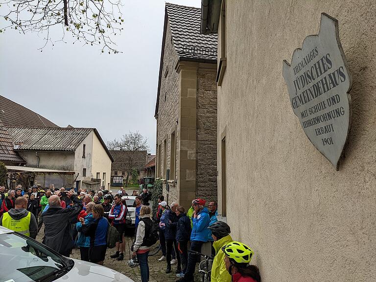 Abseits der Kulinarik regte eine Besichtigung der jüdischen Gedenkstätte in Gaukönigshofen zum Nachdenken an. Abseits der Kulinarik regte eine Besichtigung der jüdischen Gedenkstätte in Gaukönigshofen zum Nachdenken an.