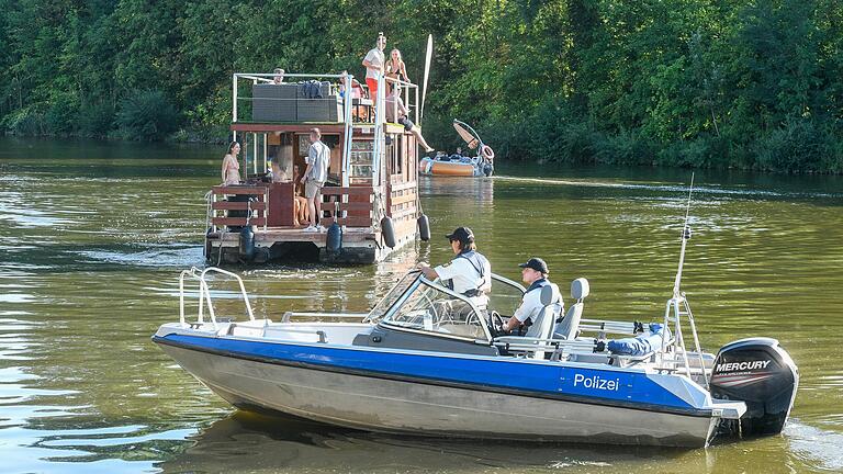 Für die Party- und Grillboote brauchen die Bootsführer keinen Bootsführerschein, man muss aber nüchtern sein.