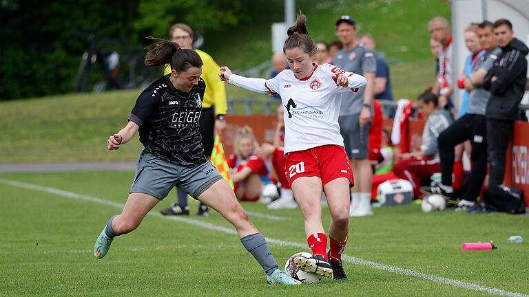 Nicole Kreußer (rechts) von den Würzburger Kickers behauptet den Ball gegen Diana Birkle von Schwaben Augsburg. Kreußer brachte die Kickers-Frauen mit ihrem Tor im Pokal-Halbfinale gegen Bad Aibling in Führung. Nicole Kreußer (rechts) von den Würzburger Kickers behauptet den Ball gegen Diana Birkle von Schwaben Augsburg. Kreußer brachte die Kickers-Frauen mit ihrem Tor im Pokal-Halbfinale gegen Bad Aibling in Führung.