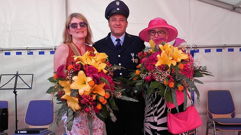 Die beiden Damen, die Erich Heinrich während des Neubaus vom Feuerwehrhaus besonders am Herzen lagen. Links seine Partnerin Monika Bömmel, rechts Karola Back, ehemalige Bürgermeisterin von Strahlungen.