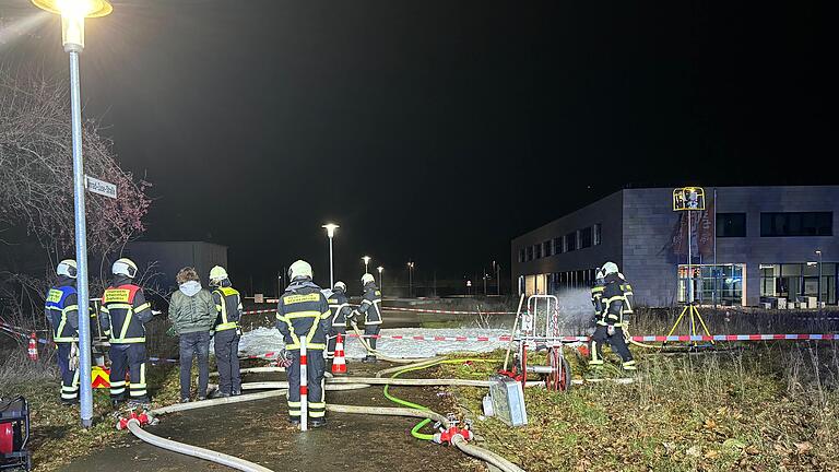 Über mehrere Stunden waren Einsatzkräfte der Schweinfurter Feuerwehr und des Technischen Hilfswerkes damit beschäftigt, den unterirdischen Brand zu löschen.