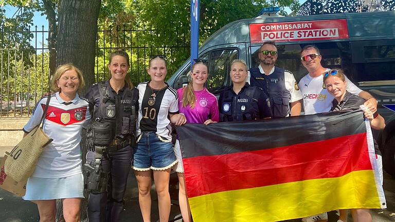 Andreas Kaiser inmitten von Olympia-Touristen: 'Wir waren beliebtes Fotomotiv. Viele Menschen waren verwundert,  deutsche oder spanische Polizisten zu sehen.'       -  Andreas Kaiser inmitten von Olympia-Touristen: 'Wir waren beliebtes Fotomotiv. Viele Menschen waren verwundert,  deutsche oder spanische Polizisten zu sehen.'