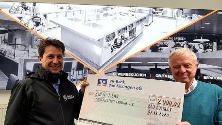 Die Spende von 2000 Euro überreichte Matthias Schlembach, K+S Gastrokonzept, an Ben Baars vom Kinderzentrum Capetown e. V.  Foto: Tonya Schulz       -  Die Spende von 2000 Euro überreichte Matthias Schlembach, K+S Gastrokonzept, an Ben Baars vom Kinderzentrum Capetown e. V.  Foto: Tonya Schulz