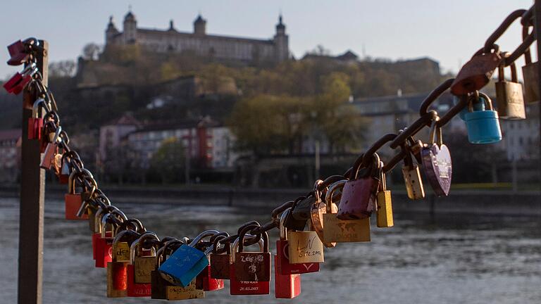 Am Montag, 14. Februar, ist Valentinstag, unser Bild zeigt Liebesschlösser am Würzburger Mainkai.