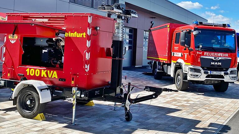 Bei der Bezirksversammlung der Feuerwehr im neuen Atemschutzzentrum in Salz wurde ein Notstromanhänger vorgestellt, der zurzeit in Schweinfurt stationiert ist. In Rhön-Grabfeld soll die Feuerwehr Hollstadt entsprechend ausgerüstet werden. Hier steht ein staatseigener Versorgungs-Lkw (hier im Hintergrund) bereits zur Verfügung. Bei der Bezirksversammlung der Feuerwehr im neuen Atemschutzzentrum in Salz wurde ein Notstromanhänger vorgestellt, der zurzeit in Schweinfurt stationiert ist. In Rhön-Grabfeld soll die Feuerwehr Hollstadt entsprechend ausgerüstet werden. Hier steht ein staatseigener Versorgungs-Lkw (hier im Hintergrund) bereits zur Verfügung.
