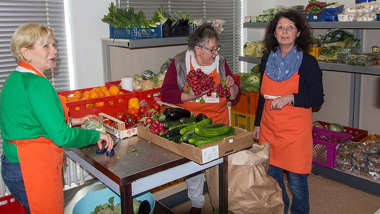 Helferinnen der Gemündener Tafel sortieren gespendetes Obst und Gemüse. (Archivbild) Helferinnen der Gemündener Tafel sortieren gespendetes Obst und Gemüse. (Archivbild)