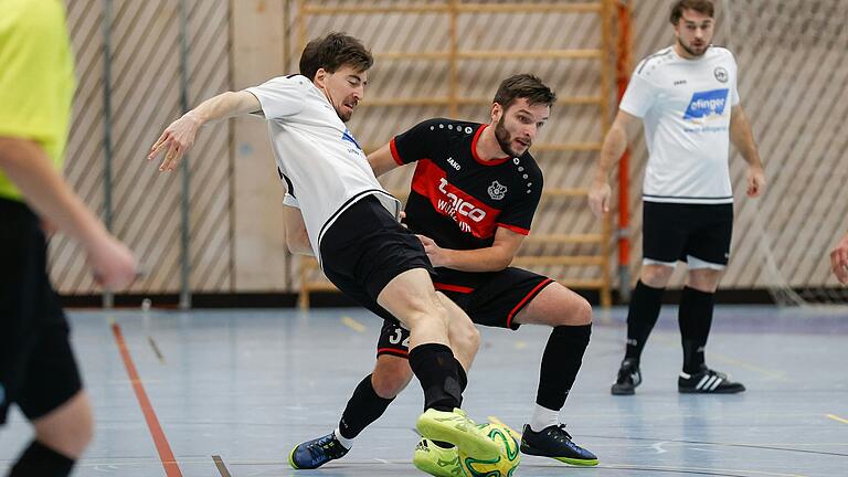 Unterschiedlicher Grad an Enttäuschung: Während der TSV Lengfeld (dunkles Trikot, Vlad Andrei) mit Platz vier ganz gut leben konnte, war man beim ASV Rimpar (links Sebastian Hüfner) übers Vorrunden-Aus gefrustet.