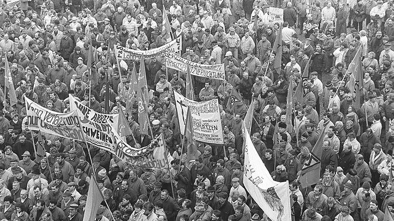 Es war die größte Demonstration in der Geschichte der Schweinfurter IG Metall am 13. Februar 1993 mit über 13.000 Teilnehmern auf dem Marktplatz in Schweinfurt.