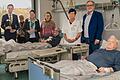 Im Bild (von links): Elisabeth Kareth, Helene Vorndran (beide Förderverein); Landrat Florian Töpper; Dietlinde Wolf, Irmgard Krammer, Birgitt Stumpf (alle Förderverein); stellv. Stationsleiterin Christa Weisenseel, Geschäftsführer Wolfgang Schirmer – alle am Krankenbett von Rudolf Glos und Alfred Müller.