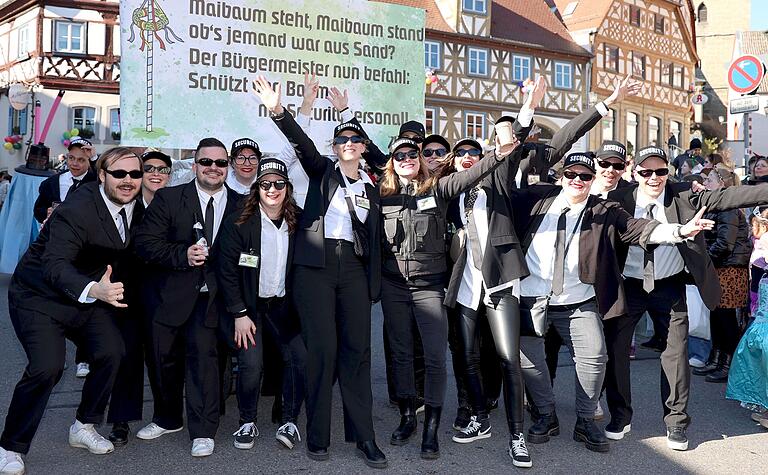 Zeil hat nun dank den 'Zündern' seinen eigenen Security-Dienst in Sachen Maibaum. Zeil hat nun dank den 'Zündern' seinen eigenen Security-Dienst in Sachen Maibaum.