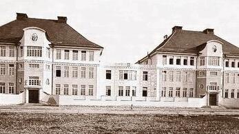 Vor 100 Jahren noch auf der grünen Wiese und als Zwillingsbau angelegt: die damalige Ludwigschule. Erst nach dem Zweiten Weltkrieg wurden die beiden Flügel durch ein Dach verbunden.