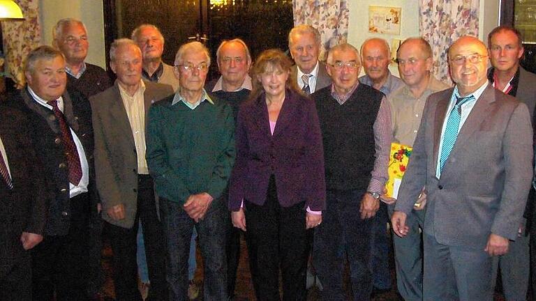 Geehrte Eigenheimer: Im Bild (vorne von links): Vorstand Theo Freund, Ehrenvorstand Alfred Siegmann, Hermann Gehrling, Josef Rettner, Vizepräsidentin  Sybille Banner, Hugo Katzenberger, Siegbert Vogel, Landesvorstandschaftsmitglied Heinz Amling, Zweiter Bürgermeister Stefan Schäflein. Dahinter: Heinrich Fleck, Rudolf Heuler, Anton Krückel, Karl-Heinz Pfeuffer, Josef Burkard, zweiter Vorstand Peter Burkard.