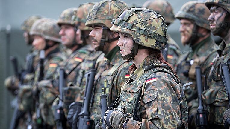 Bundeswehr       -  Eine Bundeswehrsoldatin mit ihren Kameraden in Litauen. Mit dem Wegfall der Wehrpflicht muss die Truppe mehr denn je um Personal kämpfen.