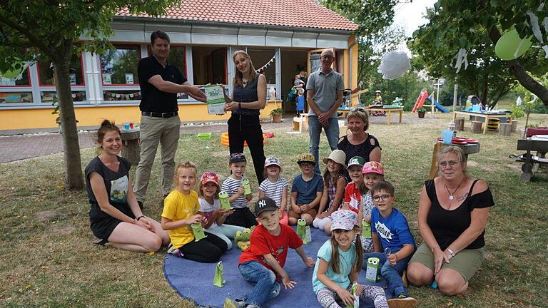 Die Zertifizierung 'Haus der kleinen Forscher' für die Premicher Kindertageseinrichtung wurde übergeben (von links): Erzieherin Franziska Metz, Sandro Kirchner (MdL), Projektkoordinatorin der Region Mainfranken GmbH, Anne Weiß, Jochen Zehe (Baufirma Zehe und Vorsitzender des Trägervereins), Kindergartenleiterin Aileen Schöppner, Projektverantwortliche im Kindergarten Anita Walter. Foto: Marion Eckert       -  Die Zertifizierung 'Haus der kleinen Forscher' für die Premicher Kindertageseinrichtung wurde übergeben (von links): Erzieherin Franziska Metz, Sandro Kirchner (MdL), Projektkoordinatorin der Region Mainfranken GmbH, Anne Weiß, Jochen Zehe (Baufirma Zehe und Vorsitzender des Trägervereins), Kindergartenleiterin Aileen Schöppner, Projektverantwortliche im Kindergarten Anita Walter. Foto: Marion Eckert