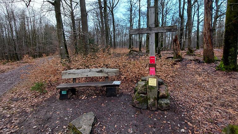 Das Foto zeigt das im Mai 2017 gesegnete Gipfelkreuz auf dem Geiersberg mit den Gipfelbücher. Der höchste Berg im Spessart ist 586 Meter hoch, liegt bei Breitsol auf der Landkreisgrenze Main-Spessart/Aschaffenburg und trennt die Gemarkungen von Bischbrunn und Weibersbrunn Das Foto zeigt das im Mai 2017 gesegnete Gipfelkreuz auf dem Geiersberg mit den Gipfelbücher. Der höchste Berg im Spessart ist 586 Meter hoch, liegt bei Breitsol auf der Landkreisgrenze Main-Spessart/Aschaffenburg und trennt die Gemarkungen von Bischbrunn und Weibersbrunn