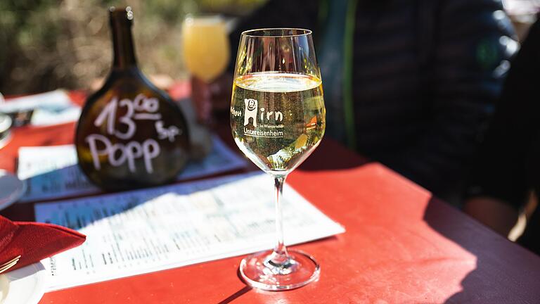 Impression aus der Heckenwirtschaft im Weingut Hirn in Untereisenheim (Lkr. Würzburg).