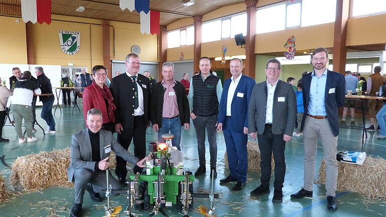 Diskutierten auf dem Bauern-Frühschoppen der BBV-Kreisverbände Main-Spessart, Aschaffenburg und Miltenberg in Esselbach und bestaunten einen landwirtschaftlichen Roboter: MSP-Kreisgeschäftsführer Elmar Konrad, Bezirksbäuerin Maria Hoßmann, Kreisobmann MSP Reinhard Wolz. Kreisobmann MIL Jochen Herberich, Steve Heidemann (Baywa Technik), Andreas Loewel (Geschäftsführer Fendt Vertrieb), Kreisobmann AB und Präsident Unterfranken Stefan Köhler, Prof. Dr. Peter Breunig (Hochschule Weihenstephan-Triesdorf) (von links).