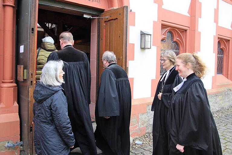 Freudestrahlend zog Pfarrerin Kathrin Tewes (rechts) am Sonntag in die Eichfelder Stephanuskirche zu ihrer Ordination ein.